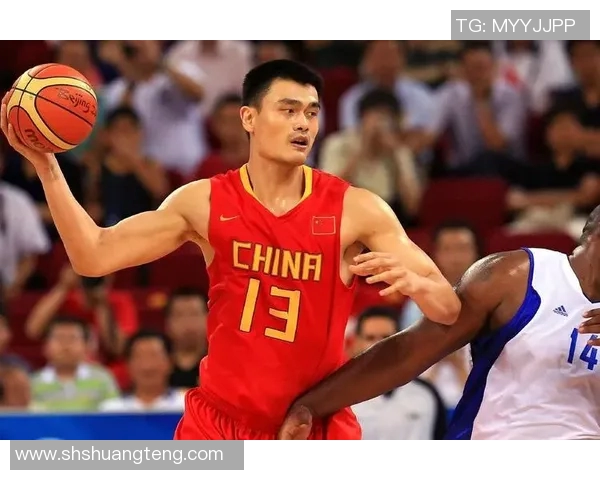 姚明明在舞台上展现篮球魅力与艺术才华的精彩表演 姚明明在舞台上展现篮球魅力与艺术才华的精彩表演