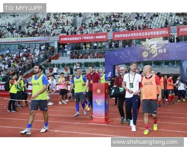 足球明星贴墙的贴画带你领略绿茵场上的传奇瞬间与激情岁月