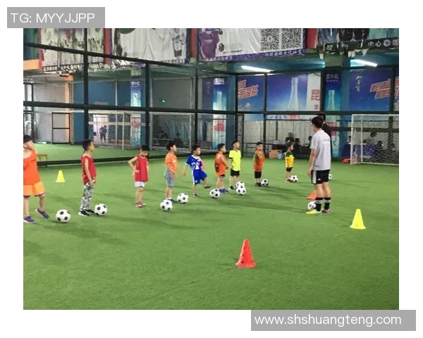 与足球明星亲密接触的独特体验让你感受足球的魅力与激情 与足球明星亲密接触的独特体验让你感受足球的魅力与激情