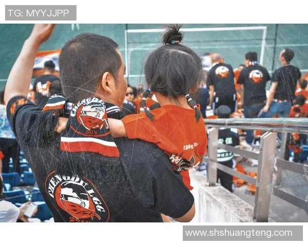 明星奶爸篮球场上展现父爱与运动激情的完美结合